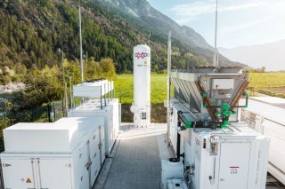 L'installation inaugurée vendredi se trouve au bord du Rhin, à proximité immédiate de la centrale hydraulique de Reichenau, à laquelle elle est directement connectée. Axpo